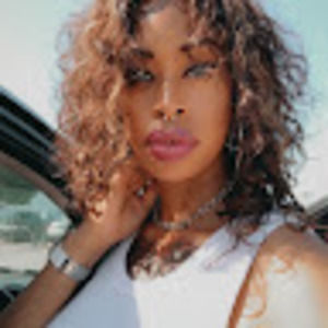 Meet your Posher, Dina